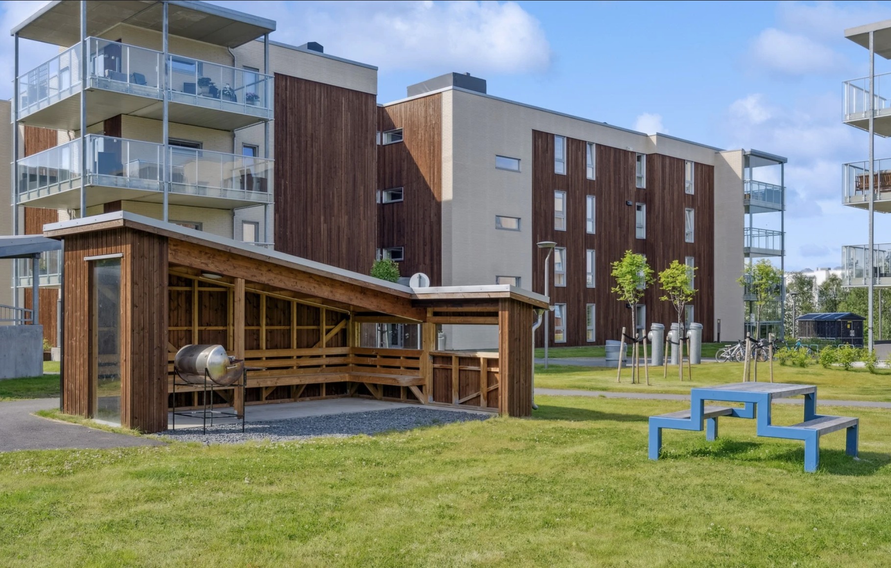 En gapahuk, med grill tilgjengelig å bruke utenfor.